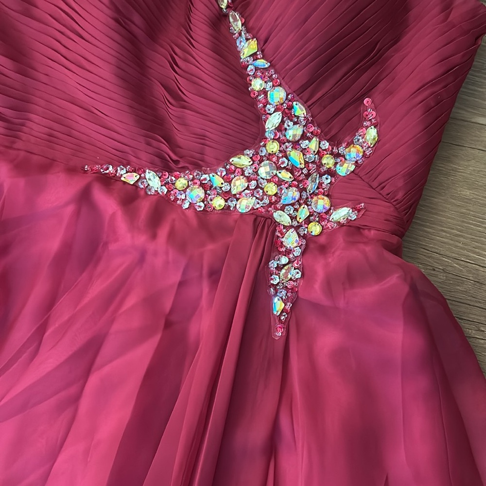 Elegant Red Sleeveless Dress - Picture 12 of 13